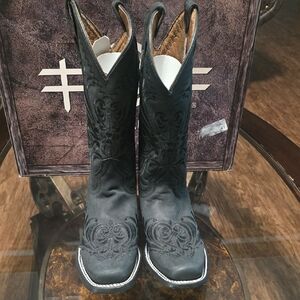 Circle G By CORRAL BOOTS Embroidered Black Semi Square Toe Boots